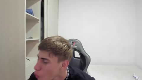 Snapshot of miguel_hz chatting on November 26, 7:15 pm Miguel Hernandez online show from November 26, 7:15 pm