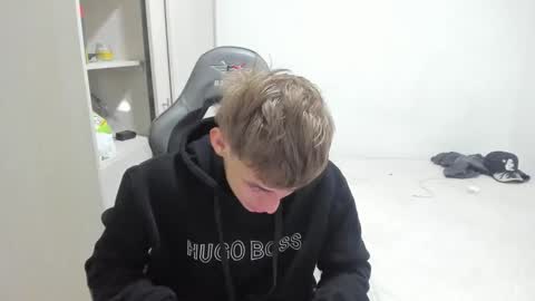 Snapshot of miguel_hz chatting on December 15, 11:31 pm Miguel Hernandez online show from December 15, 11:31 pm