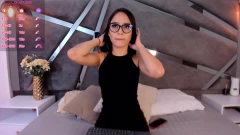 Snapshot of miia_reeves_ chatting on October 2, 12:12 pm Mia online show from October 2, 12:12 pm