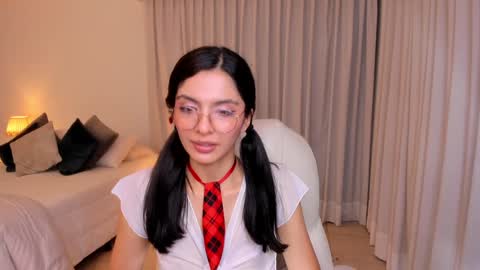 Snapshot of miiaa_evans chatting on December 13, 6:53 am Mia online show from December 13, 6:53 am