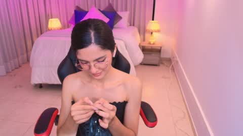 Snapshot of miiaa_evans chatting on February 6, 3:48 am Mia online show from February 6, 3:48 am