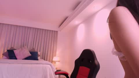 Snapshot of miiaa_evans chatting on February 28, 7:05 am Mia online show from February 28, 7:05 am