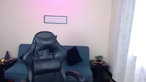 Snapshot of miiloo18 chatting on November 25, 8:42 pm Jordan online show from November 25, 8:42 pm