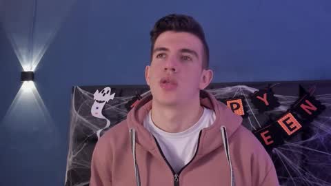 Snapshot of mikaelslow chatting on October 28, 4:49 am mikael online show from October 28, 4:49 am