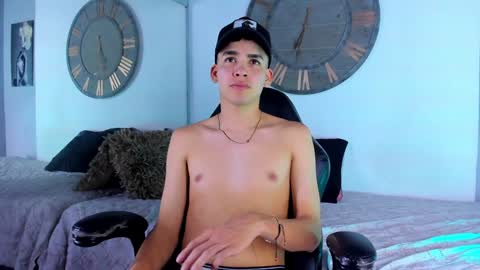 Snapshot of mike_0233 chatting on December 4, 4:10 am Mike 0233 online show from December 4, 4:10 am