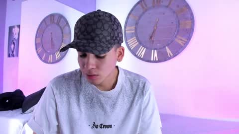 Snapshot of mike_0233 chatting on December 10, 4:24 am Mike 0233 online show from December 10, 4:24 am