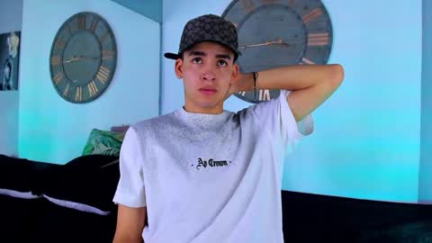 Snapshot of mike_0233 chatting on December 13, 3:16 am Mike 0233 online show from December 13, 3:16 am