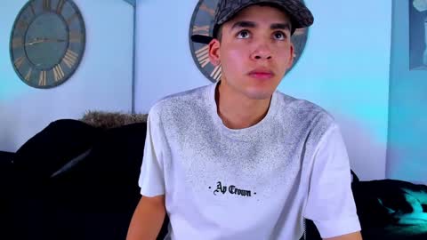 Snapshot of mike_0233 chatting on December 13, 6:21 am Mike 0233 online show from December 13, 6:21 am