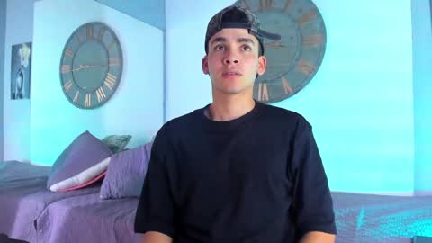 Snapshot of mike_0233 chatting on December 17, 6:45 am Mike 0233 online show from December 17, 6:45 am