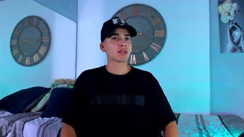 Snapshot of mike_0233 chatting on December 22, 3:44 am Mike 0233 online show from December 22, 3:44 am