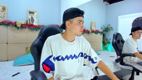 Snapshot of mike_0233 chatting on December 29, 12:23 pm Mike 0233 online show from December 29, 12:23 pm