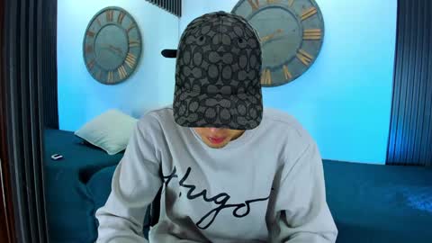 Snapshot of mike_0233 chatting on February 8, 3:52 am Mike 0233 online show from February 8, 3:52 am