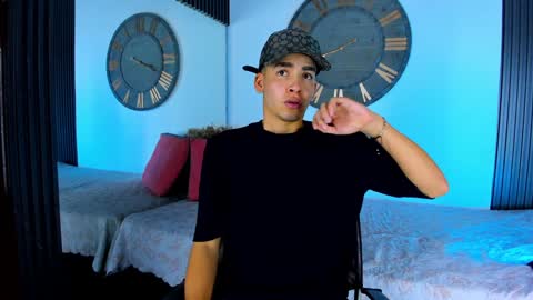 Snapshot of mike_0233 chatting on February 9, 4:25 am Mike 0233 online show from February 9, 4:25 am