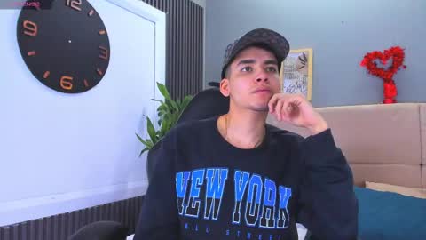 Snapshot of mike_0233 chatting on February 12, 4:44 am Mike 0233 online show from February 12, 4:44 am