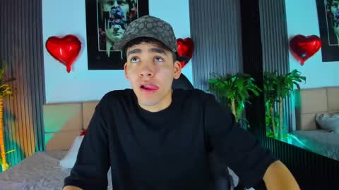 Snapshot of mike_0233 chatting on February 19, 4:34 am Mike 0233 online show from February 19, 4:34 am