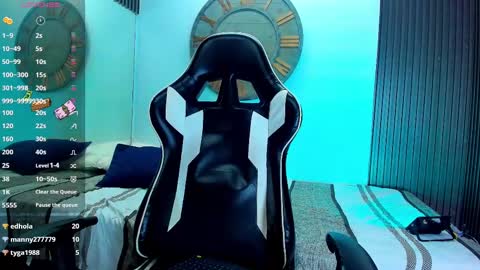 Snapshot of mike_0233 chatting on February 20, 7:12 am Mike 0233 online show from February 20, 7:12 am