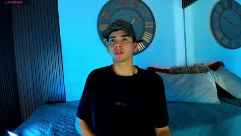 Snapshot of mike_0233 chatting on February 22, 5:44 am Mike 0233 online show from February 22, 5:44 am