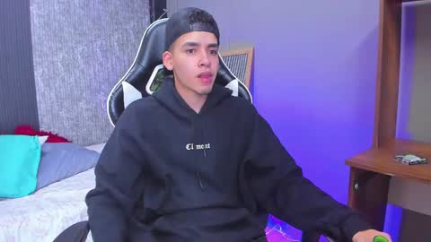 Snapshot of mike_0233 chatting on March 6, 3:57 am Mike 0233 online show from March 6, 3:57 am