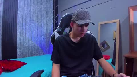 Snapshot of mike_0233 chatting on March 8, 4:12 am Mike 0233 online show from March 8, 4:12 am