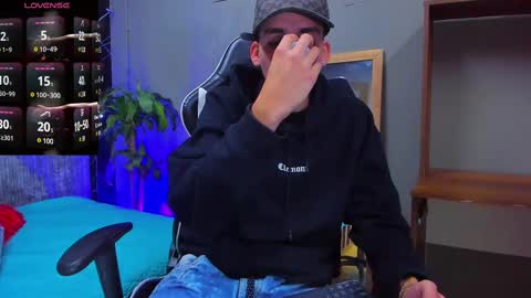 Snapshot of mike_0233 chatting on March 9, 4:27 am Mike 0233 online show from March 9, 4:27 am