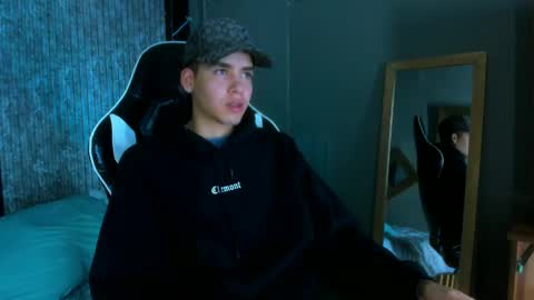 Snapshot of mike_0233 chatting on March 12, 4:08 am Mike 0233 online show from March 12, 4:08 am