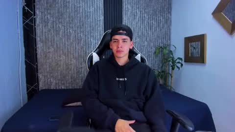 Snapshot of mike_0233 chatting on October 4, 4:32 am Mike 0233 online show from October 4, 4:32 am