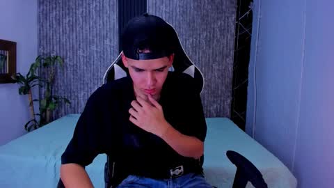 Snapshot of mike_0233 chatting on October 10, 4:33 am Mike 0233 online show from October 10, 4:33 am