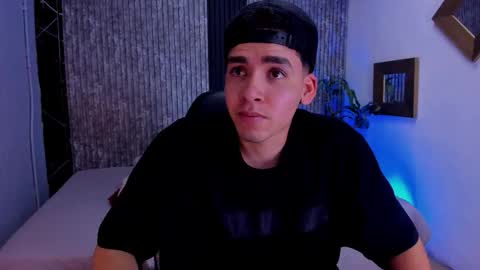 Snapshot of mike_0233 chatting on October 11, 4:22 am Mike 0233 online show from October 11, 4:22 am