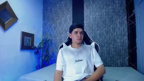 Snapshot of mike_0233 chatting on October 16, 4:46 am Mike 0233 online show from October 16, 4:46 am