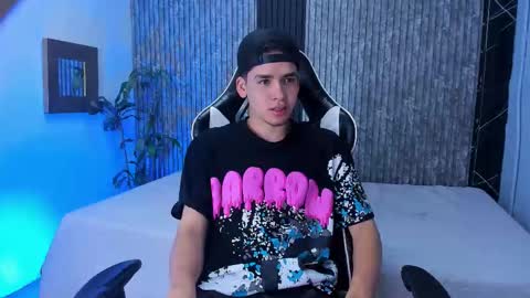 Snapshot of mike_0233 chatting on October 17, 5:54 am Mike 0233 online show from October 17, 5:54 am