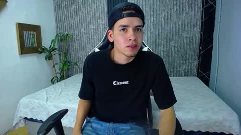 Snapshot of mike_0233 chatting on October 19, 4:35 am Mike 0233 online show from October 19, 4:35 am