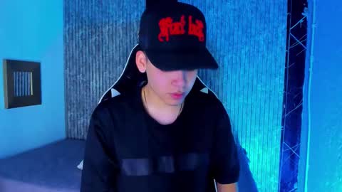 Snapshot of mike_0233 chatting on December 14, 4:51 am Mike 0233 online show from December 14, 4:51 am