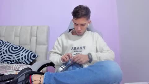 Snapshot of mikebradley15 chatting on February 9, 2:04 am mikebradley15 online show from February 9, 2:04 am