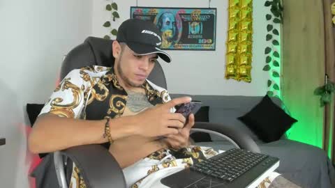 Snapshot of mikee_scooth chatting on December 16, 12:49 pm mikee_scooth online show from December 16, 12:49 pm