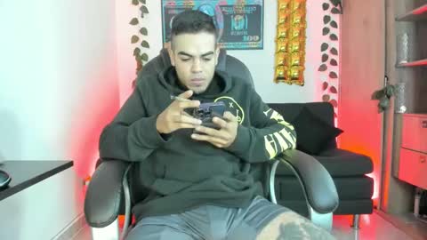 Snapshot of mikee_scooth chatting on December 28, 10:25 am mikee_scooth online show from December 28, 10:25 am