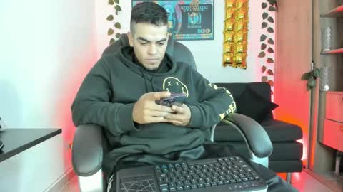 Snapshot of mikee_scooth chatting on December 28, 1:28 pm mikee_scooth online show from December 28, 1:28 pm