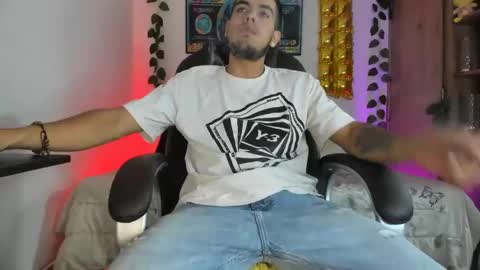 Snapshot of mikee_scooth chatting on February 5, 6:48 pm mikee_scooth online show from February 5, 6:48 pm