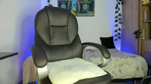 Snapshot of mikee_scooth chatting on February 26, 1:53 am mikee_scooth online show from February 26, 1:53 am