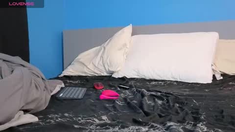 Snapshot of mikehawk1589 chatting on October 14, 8:48 am mikehawk1589 online show from October 14, 8:48 am