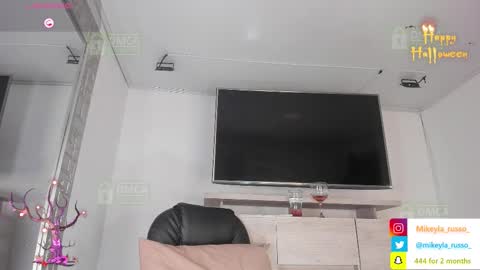 Mikeyla  online show from October 10, 11:04 pm