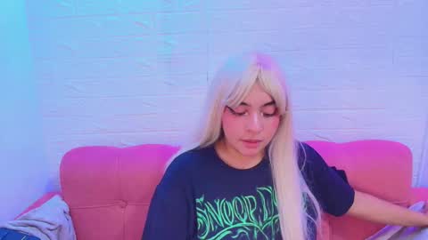 Snapshot of miku_katsuragi chatting on November 21, 10:52 pm miku katsuragi online show from November 21, 10:52 pm