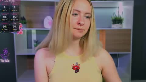 Snapshot of mila_glow chatting on April 28, 2:27 am mila_glow online show from April 28, 2:27 am