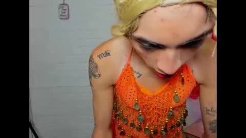 Snapshot of mila_leon chatting on October 18, 3:31 am Mila online show from October 18, 3:31 am