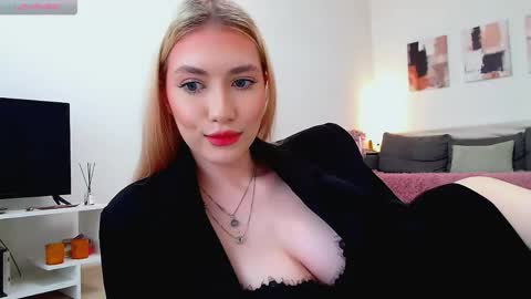 mila nowak online show from May 7, 9:25 am