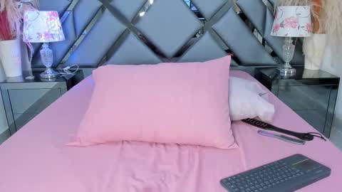 milan_lewiss online show from November 13, 1:32 pm