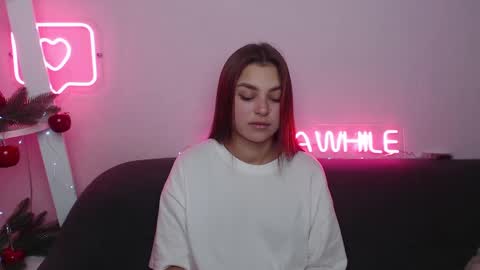 milanaangelas online show from December 17, 10:34 am
