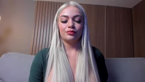 Snapshot of milaowens chatting on December 23, 3:01 pm Sexy Mila online show from December 23, 3:01 pm