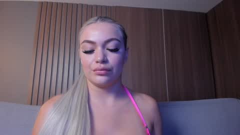 Snapshot of milaowens chatting on January 15, 3:18 pm Sexy Mila online show from January 15, 3:18 pm