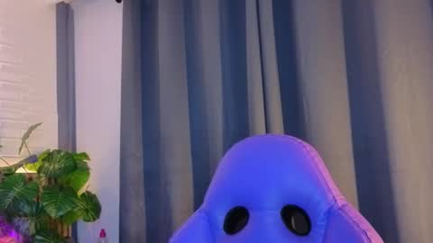 milena_lawson online show from December 3, 10:46 am