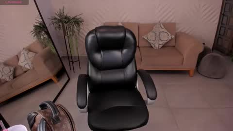 Snapshot of mileycruz_ chatting on November 25, 7:25 pm Miley Cruz IG miley model23 online show from November 25, 7:25 pm